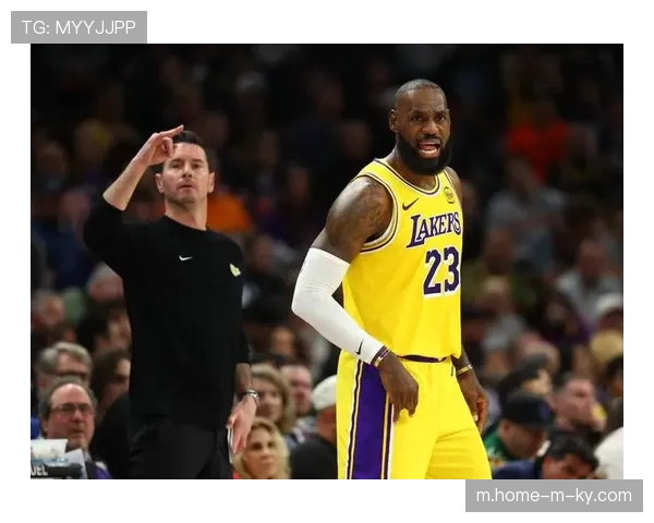 湖人雷迪克增加詹姆斯里夫斯同场时间，优化球权分配破解三巨头兼容难题